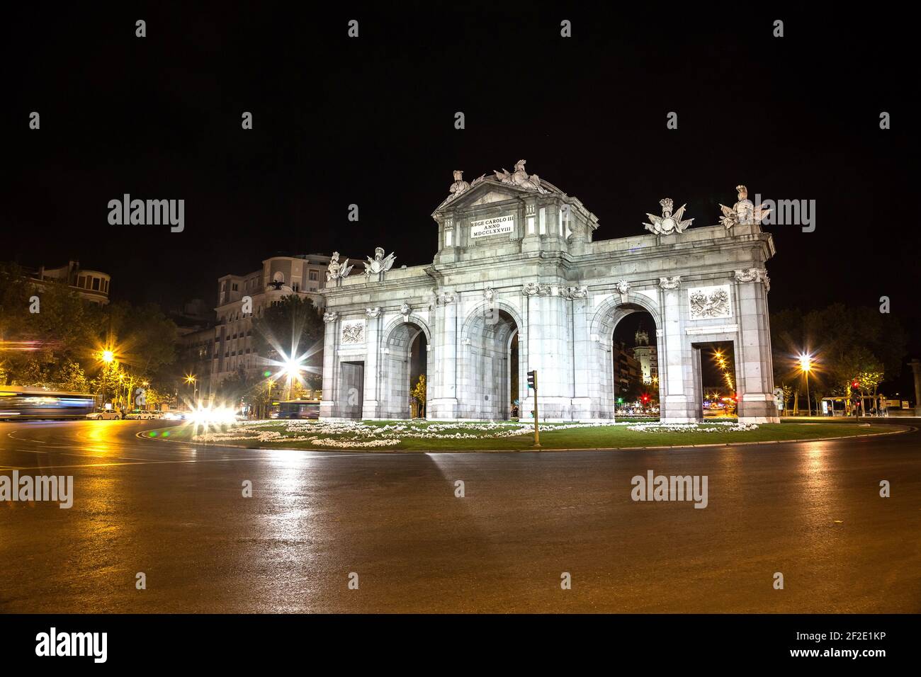 Puerta de Alcala a Madrid in una bella notte estiva, Spagna Foto Stock