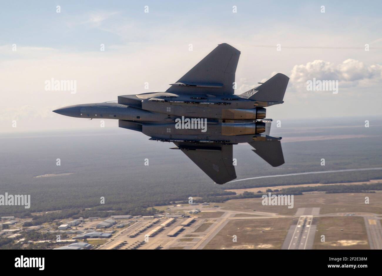 Valparaiso, Stati Uniti. 11 Marzo 2021. Richard 'TAC' Turner, Comandante, 40th Flight Test Squadron, e il Lt. Col. Jacob 'Duke' Lindaman, consegnano il primo jet da combattimento F-15EX di nuova generazione alla base dell'aeronautica Eglin il 11 marzo 2021 a Valparaiso, Florida. Credit: Planetpix/Alamy Live News Foto Stock