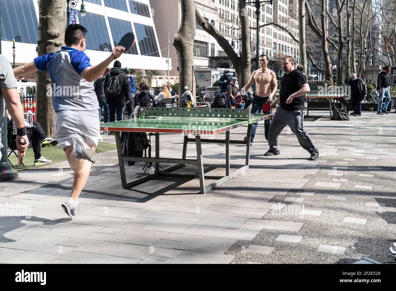 New York, NY - 11 marzo 2021: I newyorkesi godono di una giornata molto  calda mentre giocano a ping pong nel Bryant Park Foto stock - Alamy