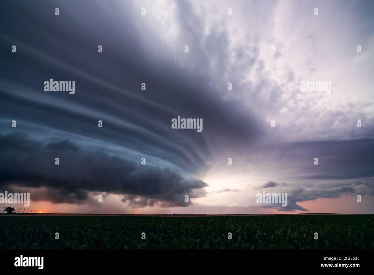 Tempesta di supercelle con nubi di tempesta drammatiche durante un evento meteorologico grave vicino a Bucklin, Kansas Foto Stock