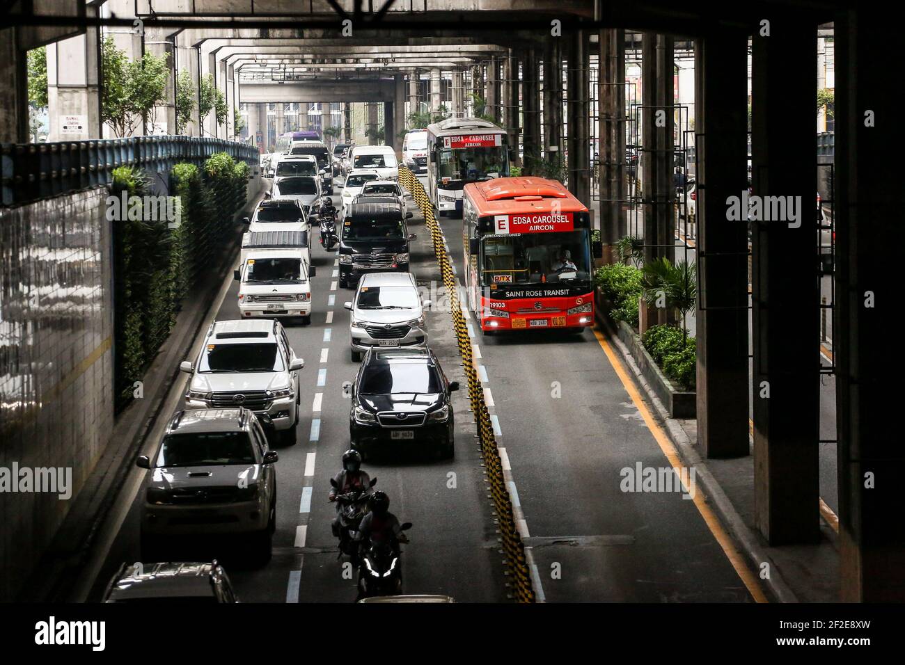 Il traffico pesante è visto lungo un'autostrada come COVID-19 restrizioni di blocco facilità a Manila, Filippine. Foto Stock