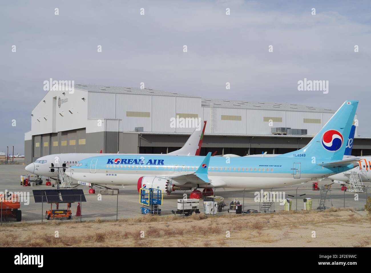 Southern California Logistics Airport, CA, USA - 7 marzo 2021: Questa immagine mostra Korean Air Boeing 737 MAX 8 con registrazione HL8349 sotto manutenzione Foto Stock