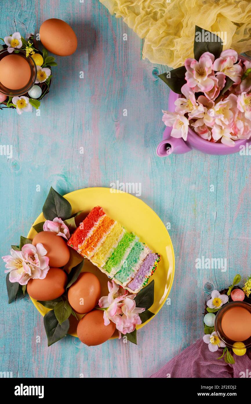 Simbolo delle uova di Pasqua e della colorata torta festiva. Foto Stock