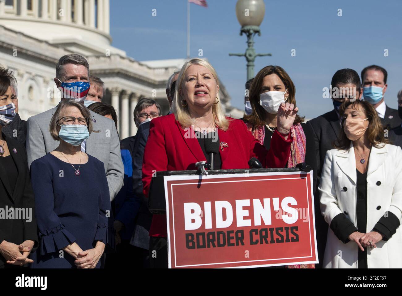 Debbie Lesko (Repubblicano dell'Arizona), rappresentante degli Stati Uniti, si unisce ad altri membri della Camera Repubblicana, mentre offre commenti durante una conferenza stampa sulla situazione al confine meridionale degli Stati Uniti, al Campidoglio degli Stati Uniti a Washington, DC, USA? Giovedì 11 marzo 2021. Foto di Rod Lamkey/CNP/ABACAPRESS.COM Foto Stock