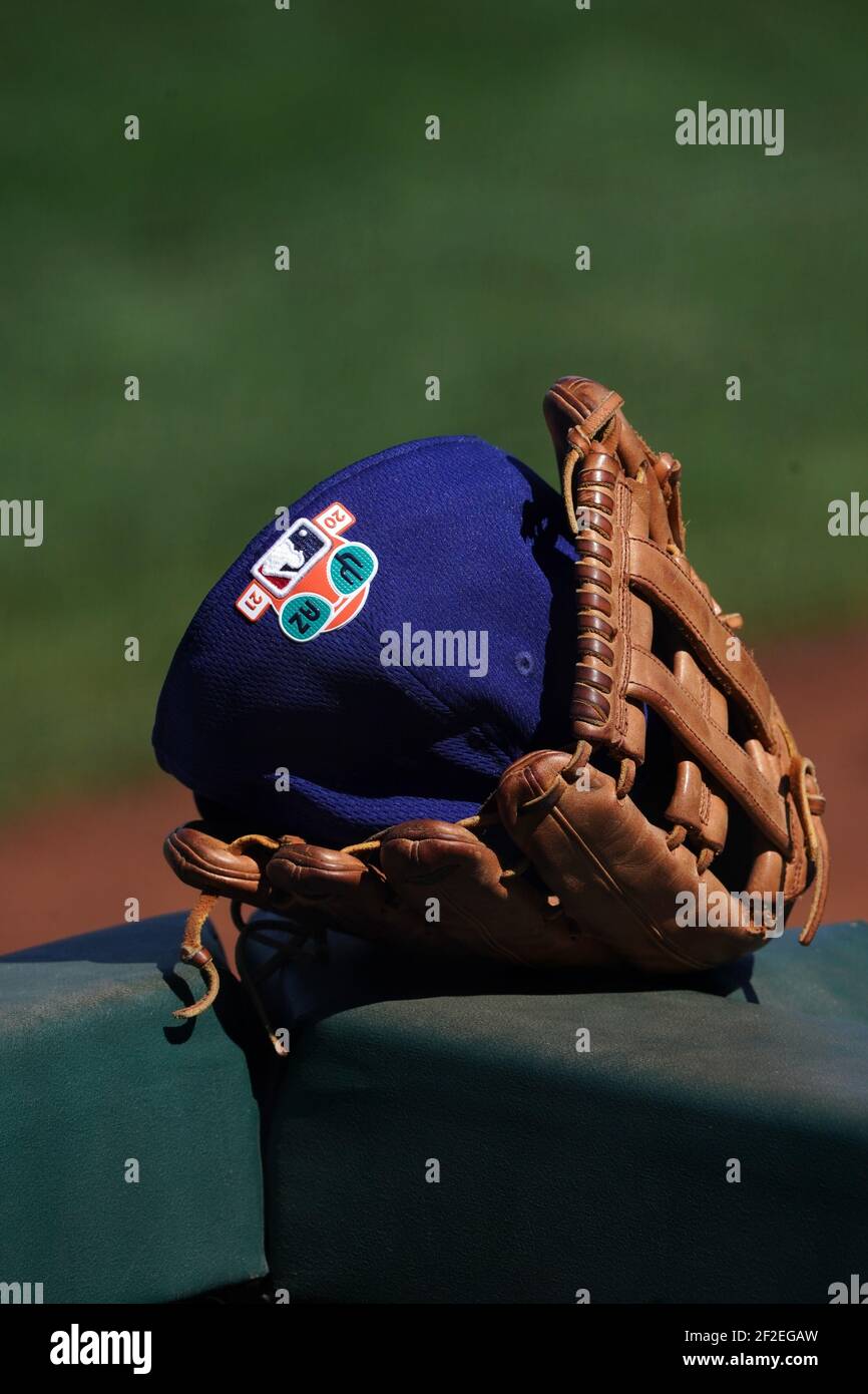 Un cappello dei giocatori della Major League Baseball all'interno di un guanto con il logo dell'Arizona Spring Training durante una partita di allenamento primaverile del 2021. Foto Stock