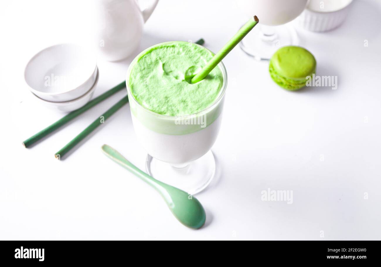 Dalgona Matcha latte, tè verde matcha con panna montata. Foto Stock