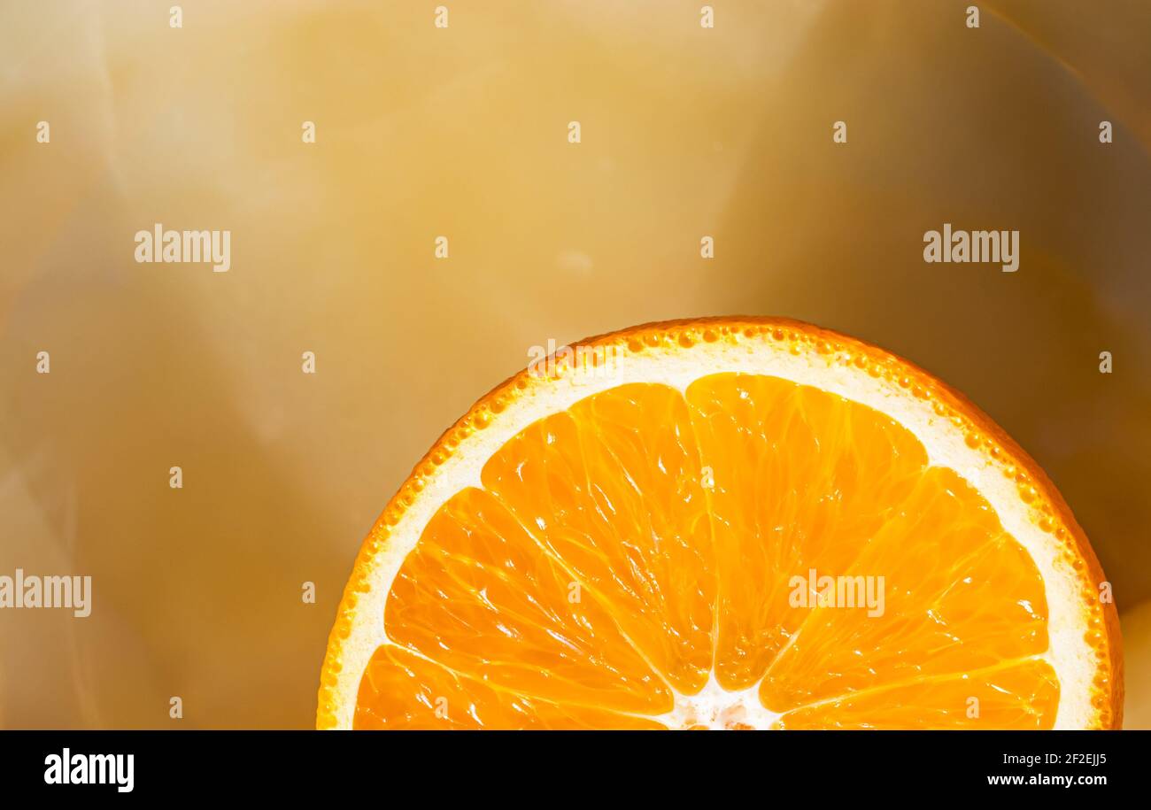 Parte di arancio su fondo in marmo onice. Frutta rotonda con percorso di ritaglio. Foto Stock