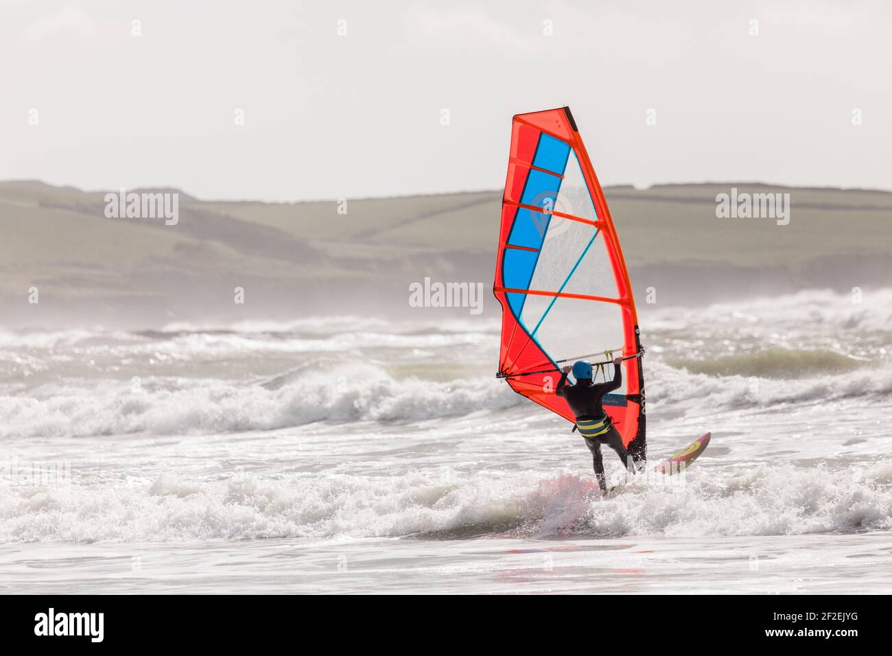 Garriluca, Cork, Irlanda. 11 Marzo 2021. Dopo una tempesta notturna, un winsurfer si avvantaggia degli alti venti e dei mari ruvidi a Garrylucas, Co. Cork, Irlanda. - credito; David Creedon / Alamy Live News Foto Stock