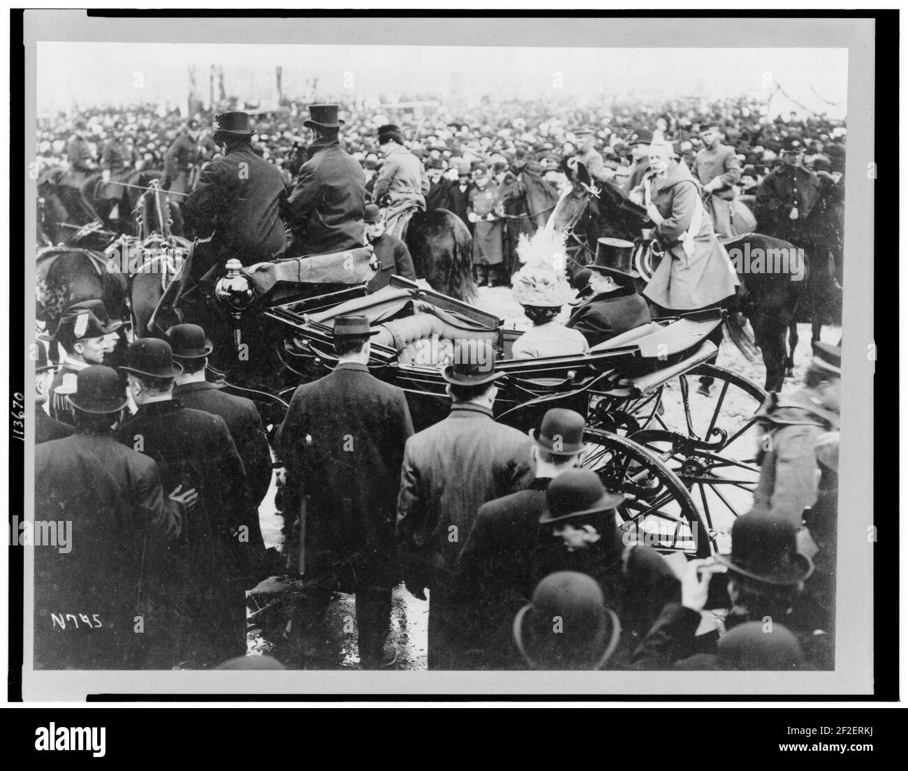 Il presidente e la Sig.ra William Taft, in carrozza trainata da cavalli, sul modo di casa bianca dopo l inaugurazione Foto Stock