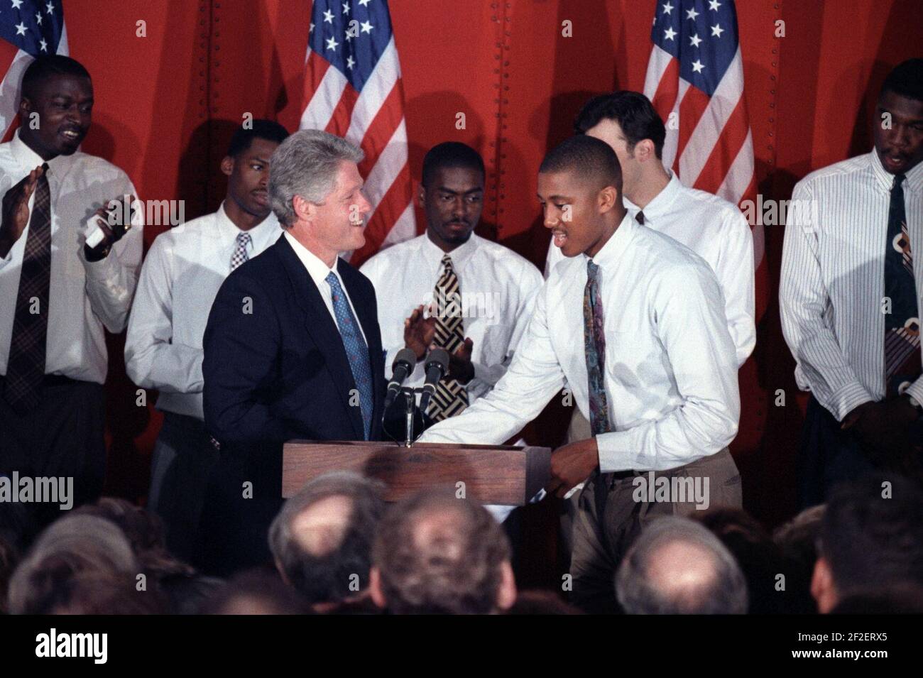 Il presidente Bill Clinton e la squadra di pallacanestro del campionato NCAA dell'Università dell'Arkansas. Foto Stock