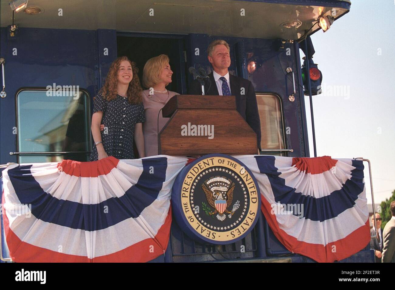 Il presidente Bill Clinton, Hillary Clinton e Chelsea Clinton sventolano da un treno. Foto Stock