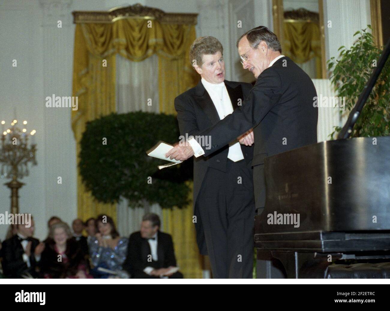 Il presidente George H. W. Bush presenta il pianista Van Clburn ai partecipanti alla cena di stato per il primo ministro ungherese e la signora Jozsef Antall. Foto Stock