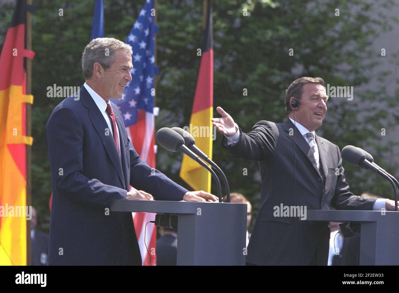Il presidente George W. Bush e il cancelliere tedesco Gerhard Schröder partecipano a una conferenza stampa. Foto Stock
