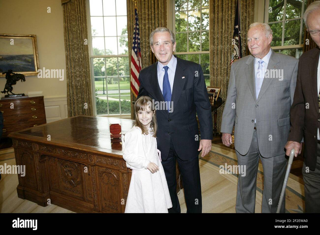 Il presidente George W. Bush e il senatore Ted Stevens accolgono i veterani della seconda guerra mondiale del 322esimo Squadron portante della truppa (45). Foto Stock