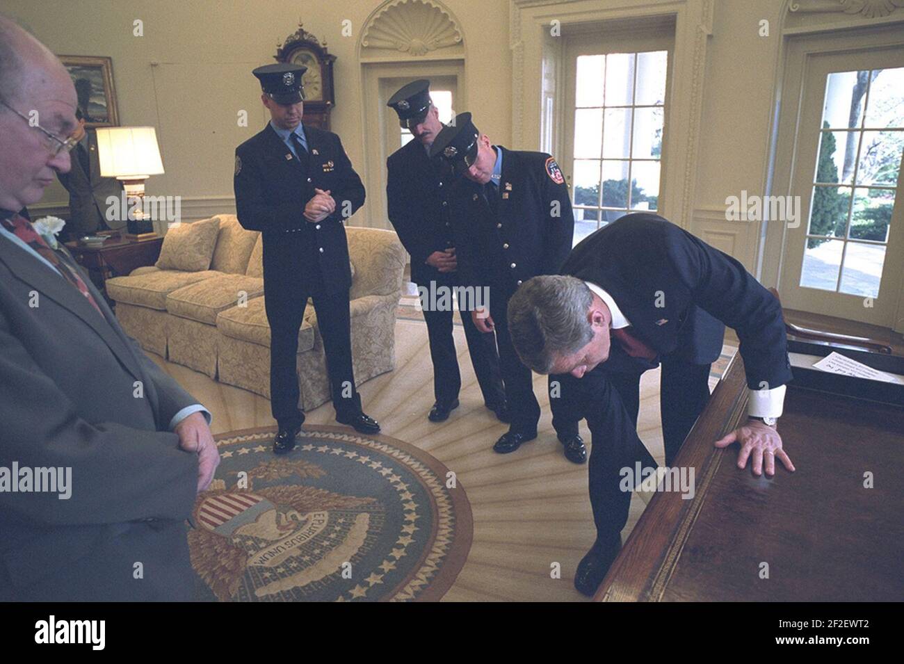 Il presidente George W. Bush mostra agli ospiti il Resolute Desk nell'Ufficio ovale. Foto Stock