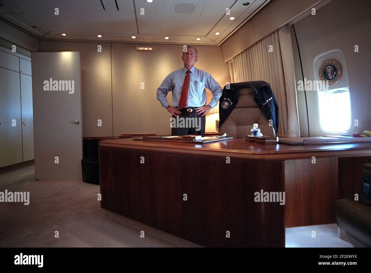 Il presidente George W. Bush vigila sulla copertura televisiva degli attacchi terroristici. Foto Stock