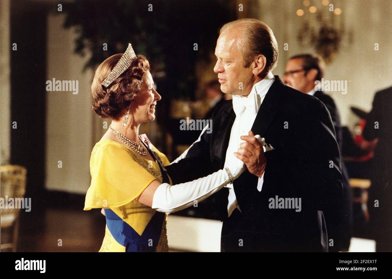 Il presidente Gerald Ford e la regina Elisabetta ballano durante una cena di stato. Foto Stock