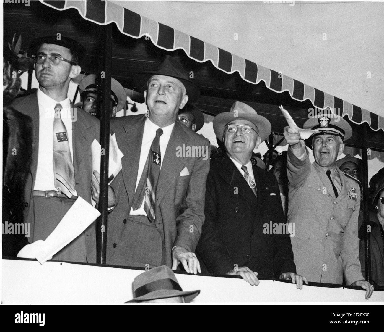Il presidente Harry S. Truman e altri al gioco di baseball della Marina militare-militare. Foto Stock Il presidente Harry S. Truman e altri al gioco di baseball della Marina militare-militare. Foto Stock