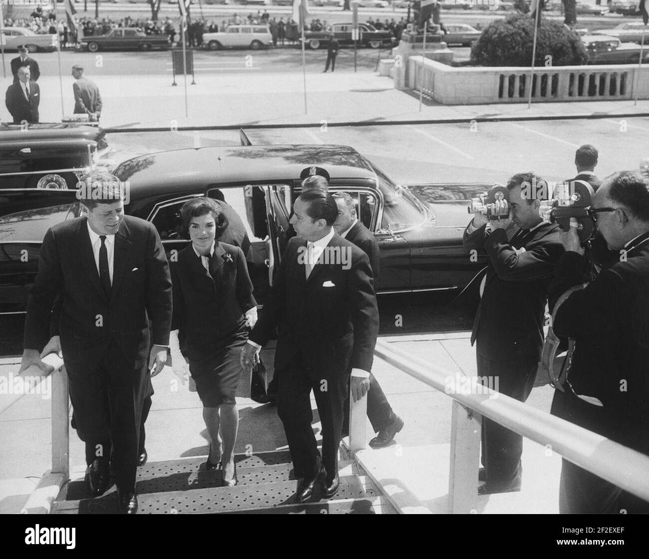 Il presidente John F. Kennedy e la First Lady Jacqueline Kennedy arrivano al Pan American Union Building 01. Foto Stock
