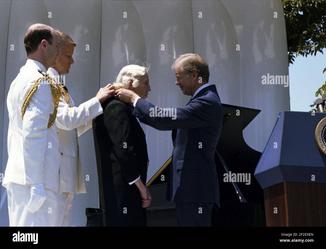 Il presidente Jimmy carter presenta il Premio Medal of Freedom a Eudora Welty. Foto Stock