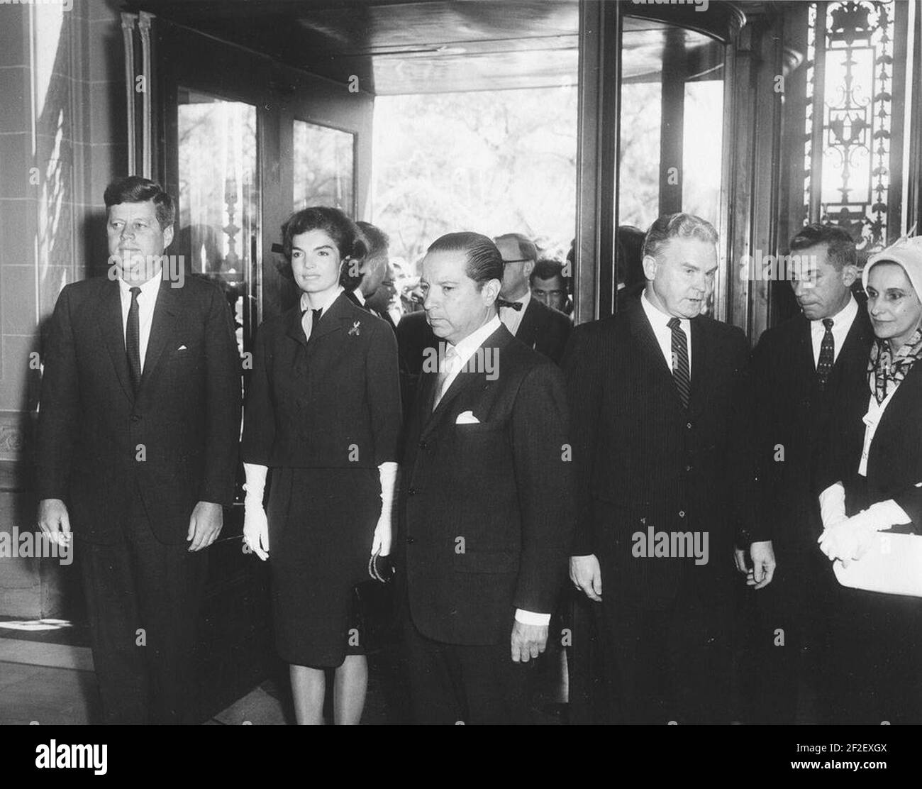 Il presidente John F. Kennedy e la First Lady Jacqueline Kennedy arrivano al Pan American Union Building 02. Foto Stock