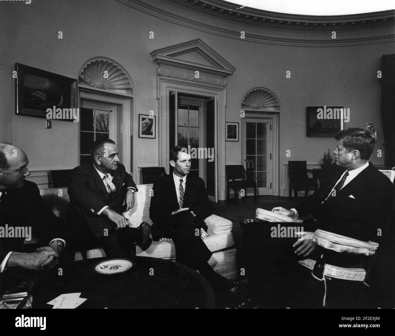 Il presidente John F. Kennedy e altri incontrano il procuratore generale Robert F. Kennedy. Foto Stock