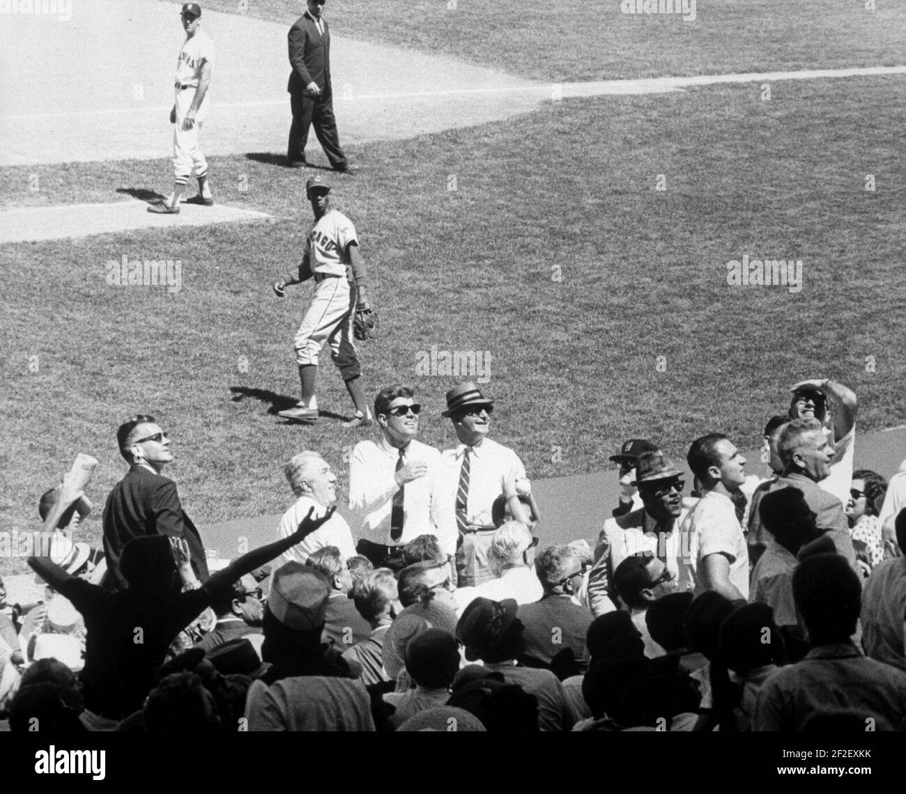 Il presidente John F. Kennedy partecipa alla All Star Baseball Game del 1962 allo stadio DC. Foto Stock Il presidente John F. Kennedy partecipa alla All Star Baseball Game del 1962 allo stadio DC. Foto Stock