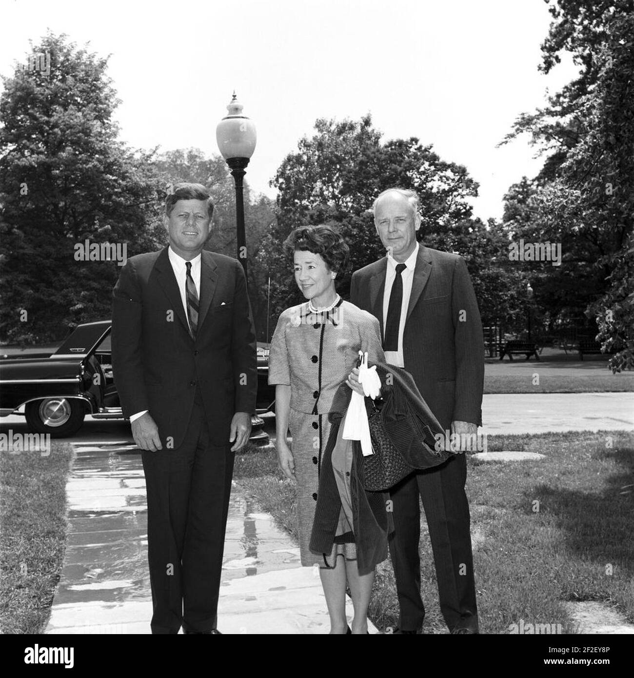 Il presidente John F. Kennedy con l'aviatore Charles A. Lindbergh e Anne Morrow Lindbergh. Foto Stock