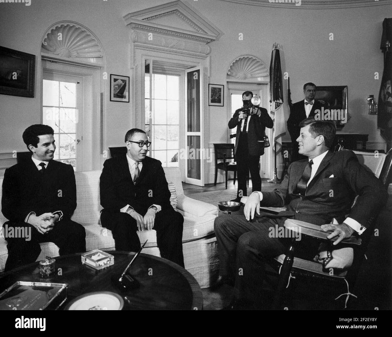 Il presidente John F. Kennedy con il rappresentante speciale algerino M'Hamed Yazid. Foto Stock