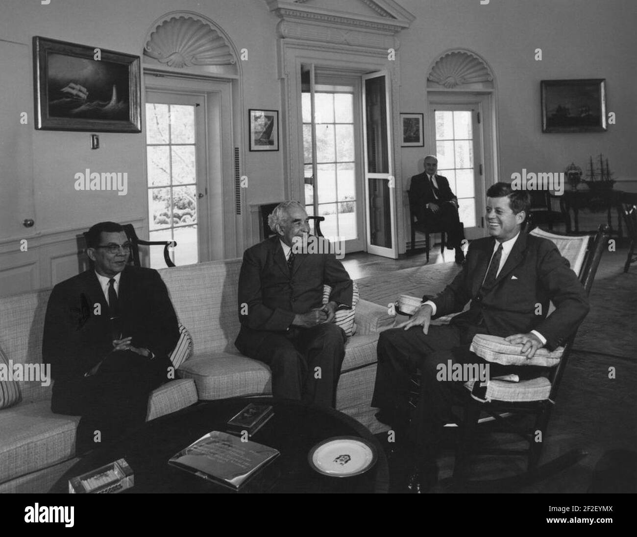 Il presidente John F. Kennedy con il primo ministro della Giamaica, Sir Alexander Bustamante (01). Foto Stock