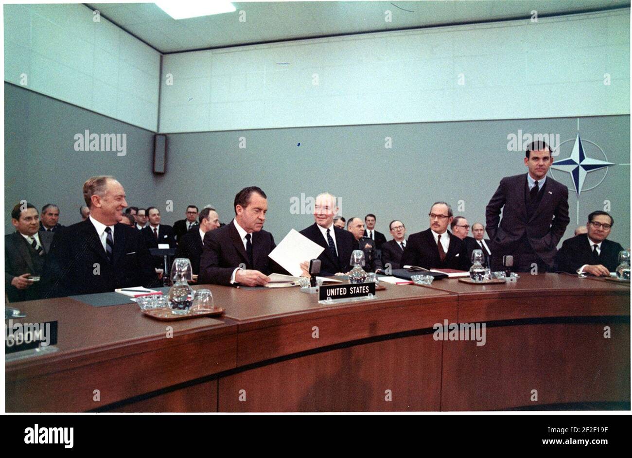Il Presidente Richard Nixon ha presiede una riunione nella Camera del Consiglio presso la sede centrale dell'Organizzazione del Trattato Nord Atlantico (NATO) a Bruxelles, in Belgio. Foto Stock