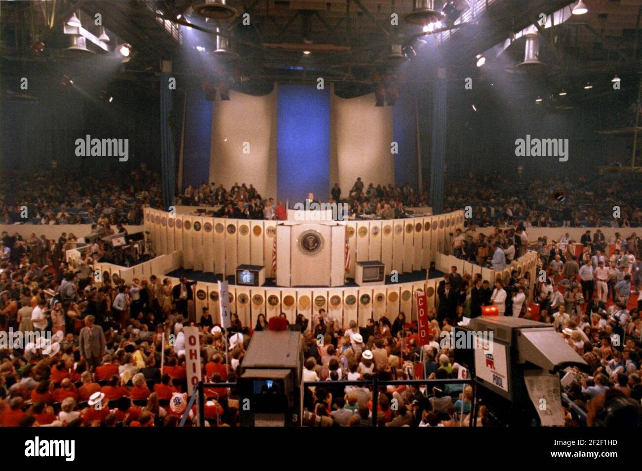 Il presidente Richard Nixon si trova a un podio che si affaccia sui delegati della Convenzione Nazionale Repubblicana. Foto Stock