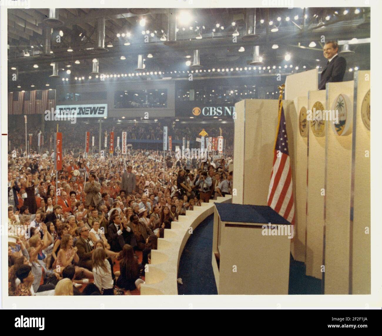 Il presidente Richard Nixon si trova a un podio che domina i delegati alla National Republican Convention di Miami Beach, Florida. Foto Stock