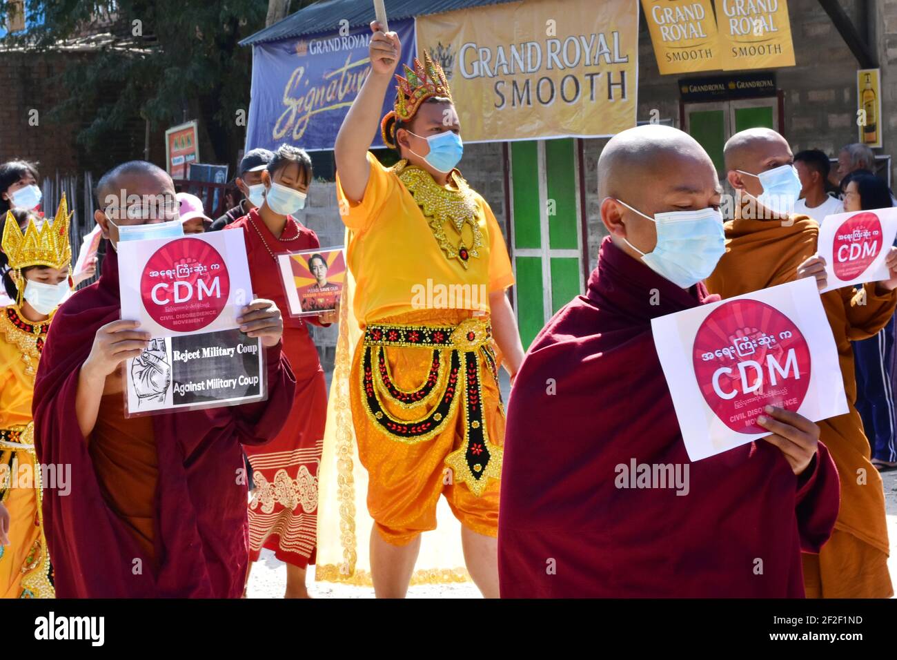 Myanmar. 14 Feb 2021. I monaci prendono parte a una marcia di protesta che porta segni con la lettura 'CDM - rifiuto colpo di Stato militare'. Così scioccante e a sangue freddo come lo è stato il colpo di stato militare in Myanmar all'inizio di febbraio, le proteste che hanno germogliato in tutto il paese poco dopo sono state inizialmente colorate, creative e fantasiose. (A dpa: 'Dalla palla a bagno di sangue - la nuova generazione di Myanmar sfida la giunta') Credit: Robert Bociaga/dpa/Alamy Live News Foto Stock