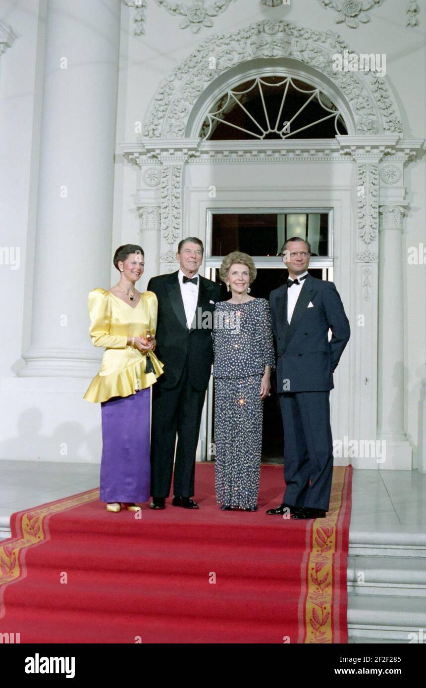 Il presidente Ronald Reagan e Nancy Reagan con il re Carlo XVI Gustaf di Svezia e la regina Silvia. Foto Stock