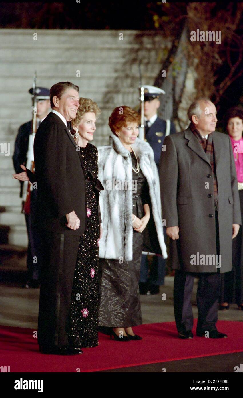 Il presidente Ronald Reagan e Nancy Reagan con Mikhail e Raisa Gorbaciov alla cena di Stato della Casa Bianca. Foto Stock