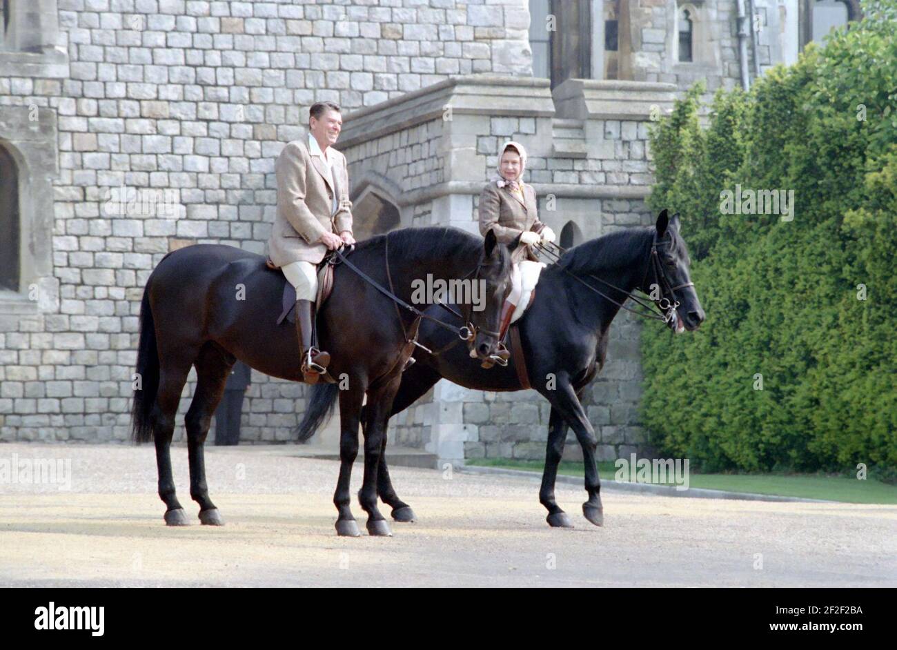 Il presidente Ronald Reagan e la regina Elisabetta II cavalcano al castello di Windsor in Inghilterra. Foto Stock