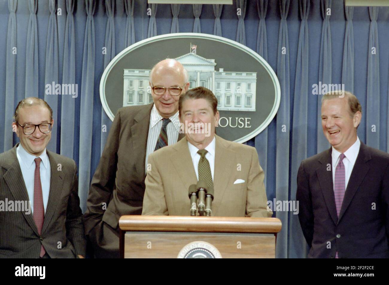 Il presidente Ronald Reagan annuncia la nomina di Alan Greenspan a presidente del consiglio dei governatori del consiglio della Federal Reserve. Foto Stock