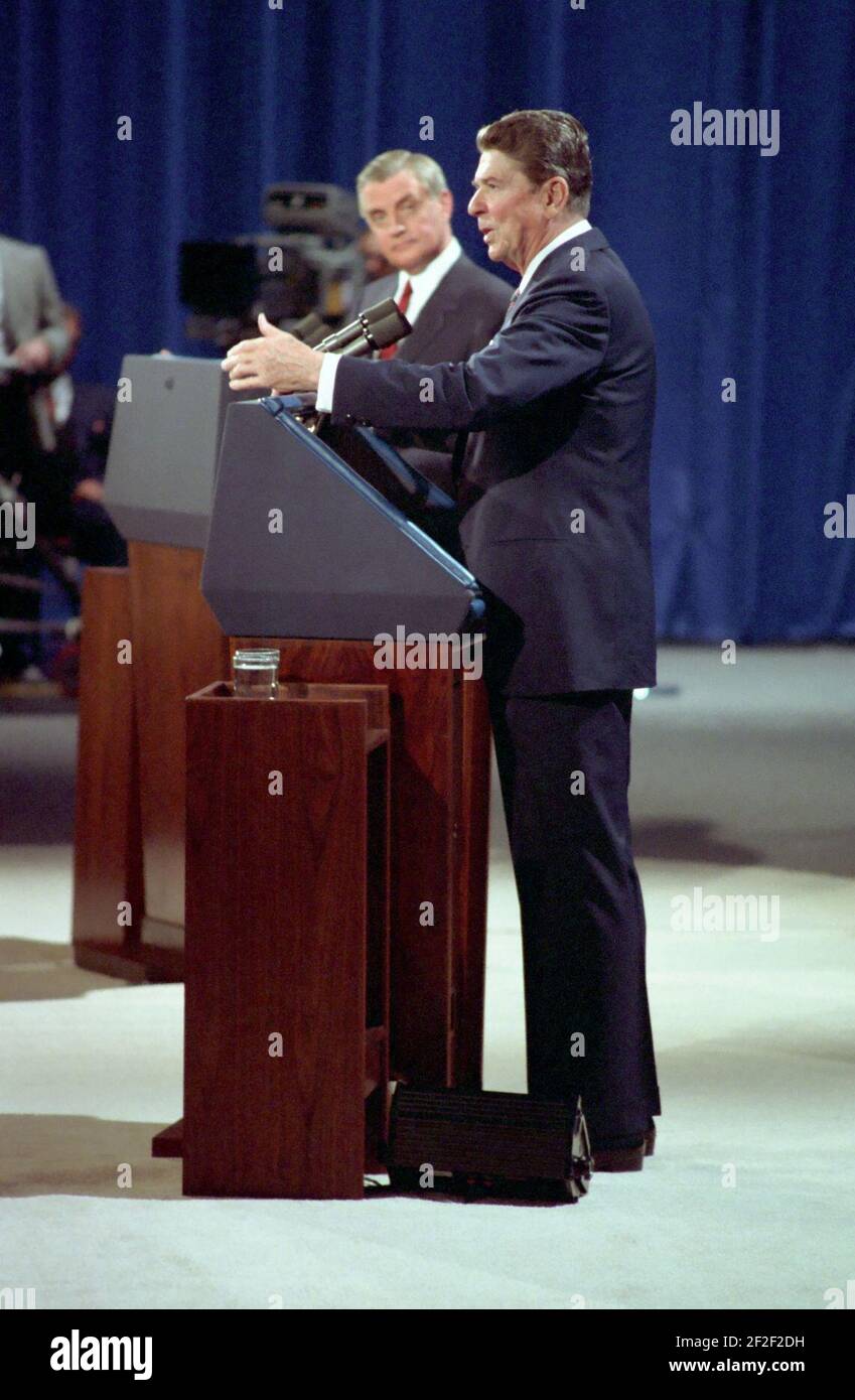Il presidente Ronald Reagan e Walter Mondale durante il dibattito presidenziale sulla politica estera a Louisville, Kentucky. Foto Stock