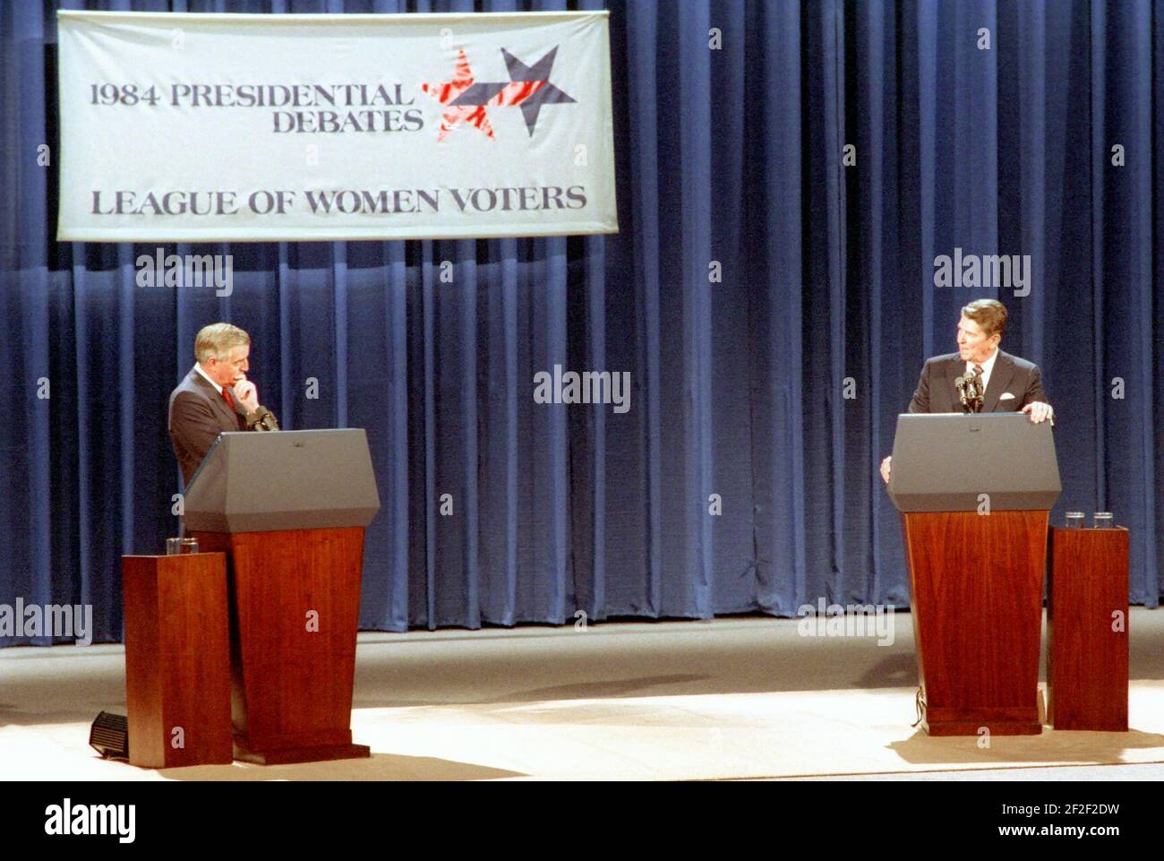 Il presidente Ronald Reagan e Walter Mondale durante il dibattito presidenziale sulla politica estera a Louisville. Foto Stock