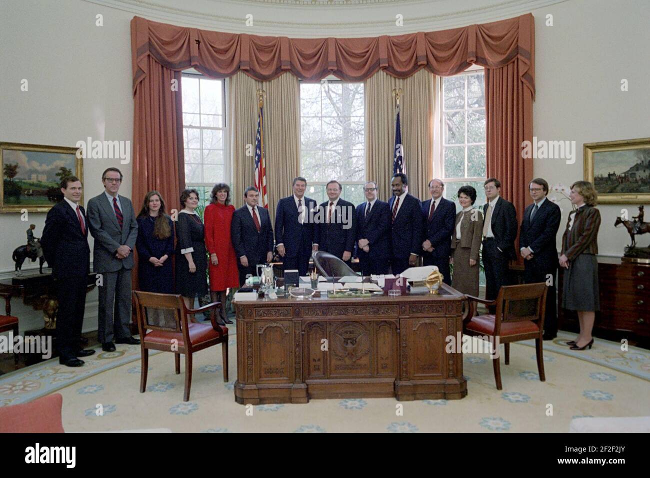 Il presidente Ronald Reagan durante un intervento fotografico con i membri dell'Office of Policy Development. Foto Stock