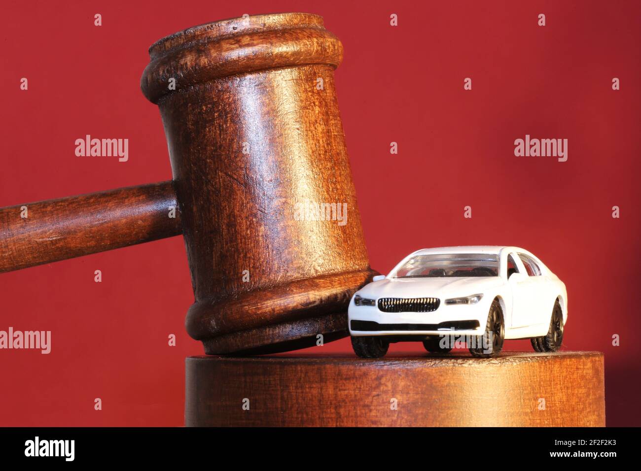 Primo piano della navata di un giudice come immagine simbolo di una decisione giudiziaria relativa al traffico automobilistico e stradale Foto Stock