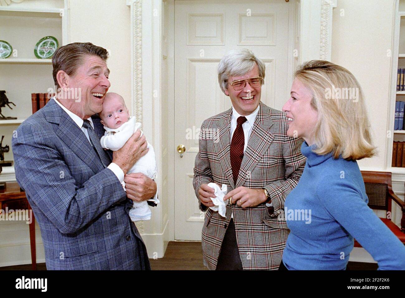 Il presidente Ronald Reagan durante una Photo Op con Judy Woodruff E la famiglia nell'ufficio ovale Foto Stock