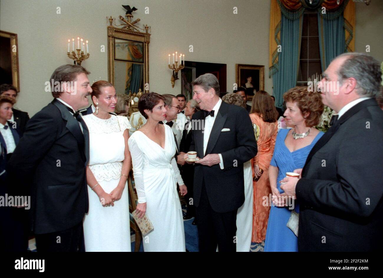 Il presidente Ronald Reagan durante una cena di stato per il presidente dell'Uruguay Julio Maria Sanguinetti. Foto Stock