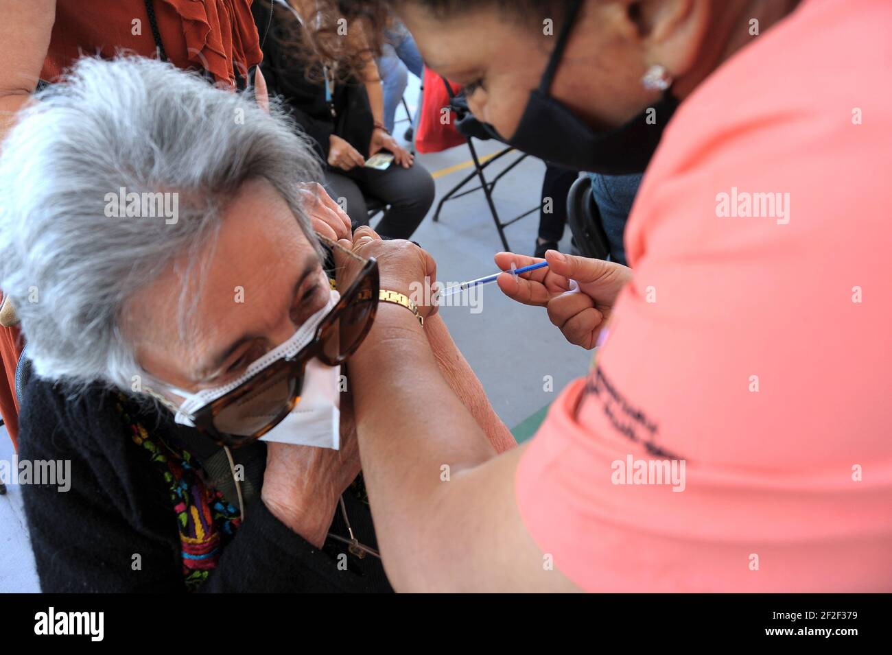 QUERETARO, MESSICO - MARZO 10: Un anziano riceve una dose di vaccino Pfizer, durante un programma nazionale di vaccinazione per immunizzare gli anziani di età superiore a 60 anni in un luogo di vaccinazione situato a la Canada, mentre il governo messicano ha rampante la vaccinazione contro Covid-19. Sono stati applicati più di 2.8 milioni di dosi nel paese. Il 10 marzo 2021 a Queretaro, Messico. Credit: Fernando Camacho/Eyepix Group/The Photo Access Foto Stock