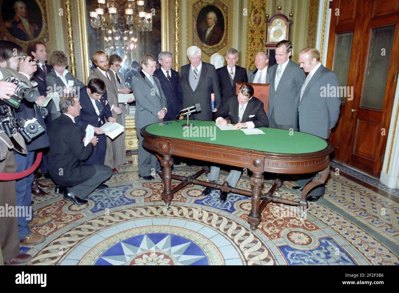 Il presidente Ronald Reagan firma l'ordine esecutivo sul congelamento dell'assunzione federale e le nomine dei membri del gabinetto. Foto Stock