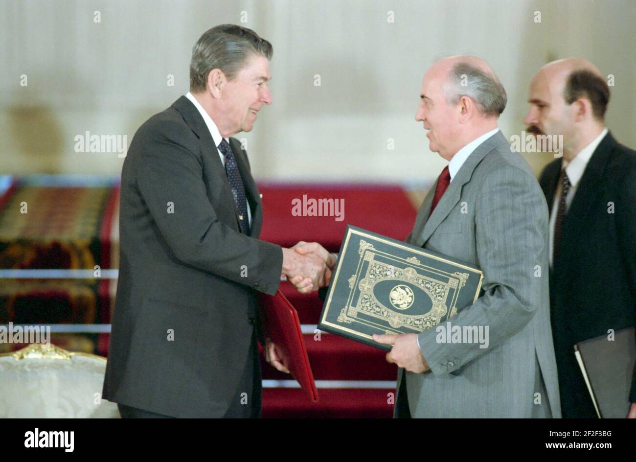 Il presidente Ronald Reagan stringe le mani con Mikhail Gorbaciov. Foto Stock
