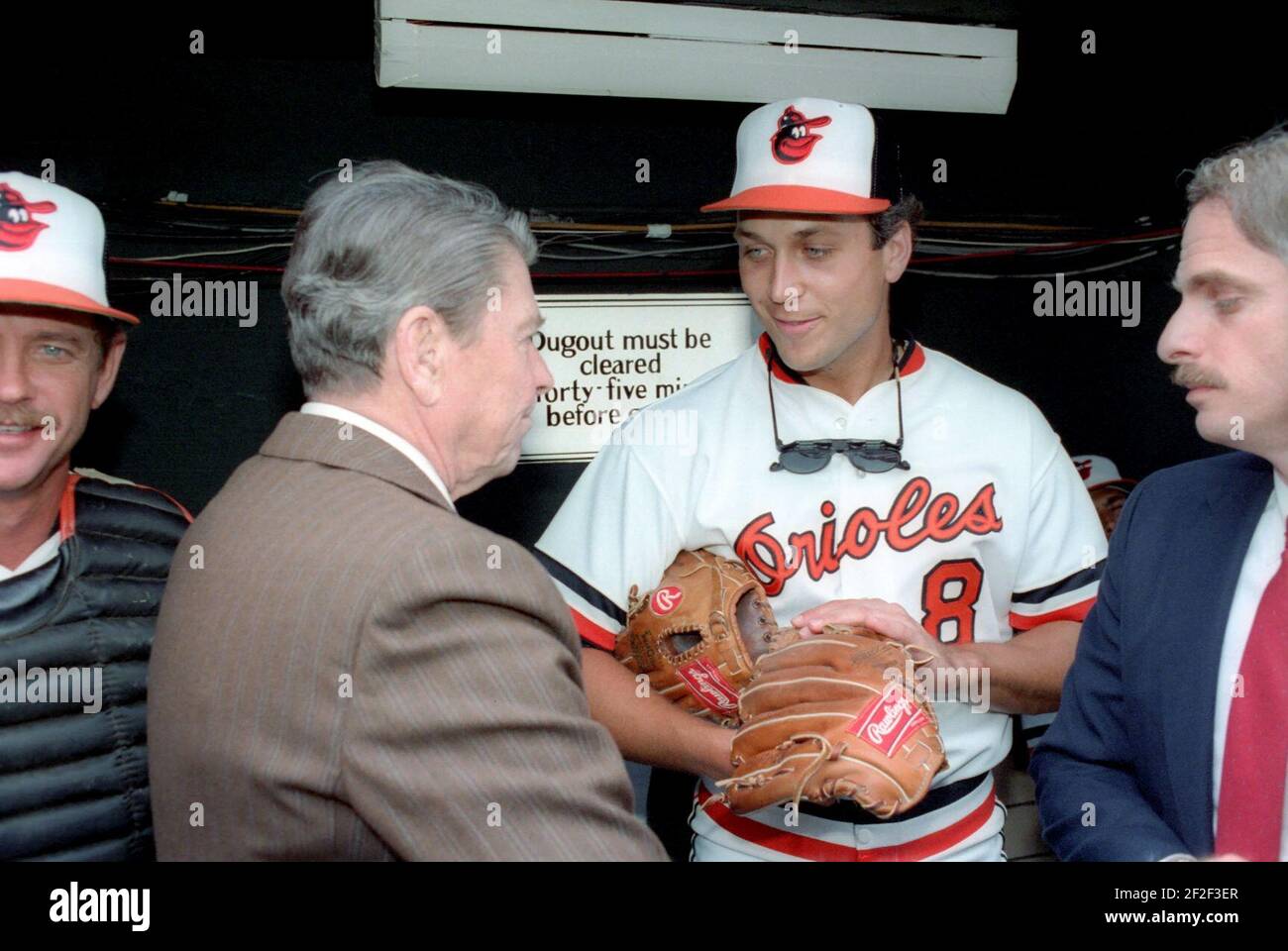 Il presidente Ronald Reagan parla con Cal Ripken Jr Foto Stock