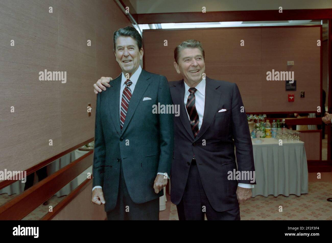 Il presidente Ronald Reagan si trova accanto a un taglio di cartone a grandezza naturale di se stesso allo Sheraton Hotel di Washington D.C. Foto Stock