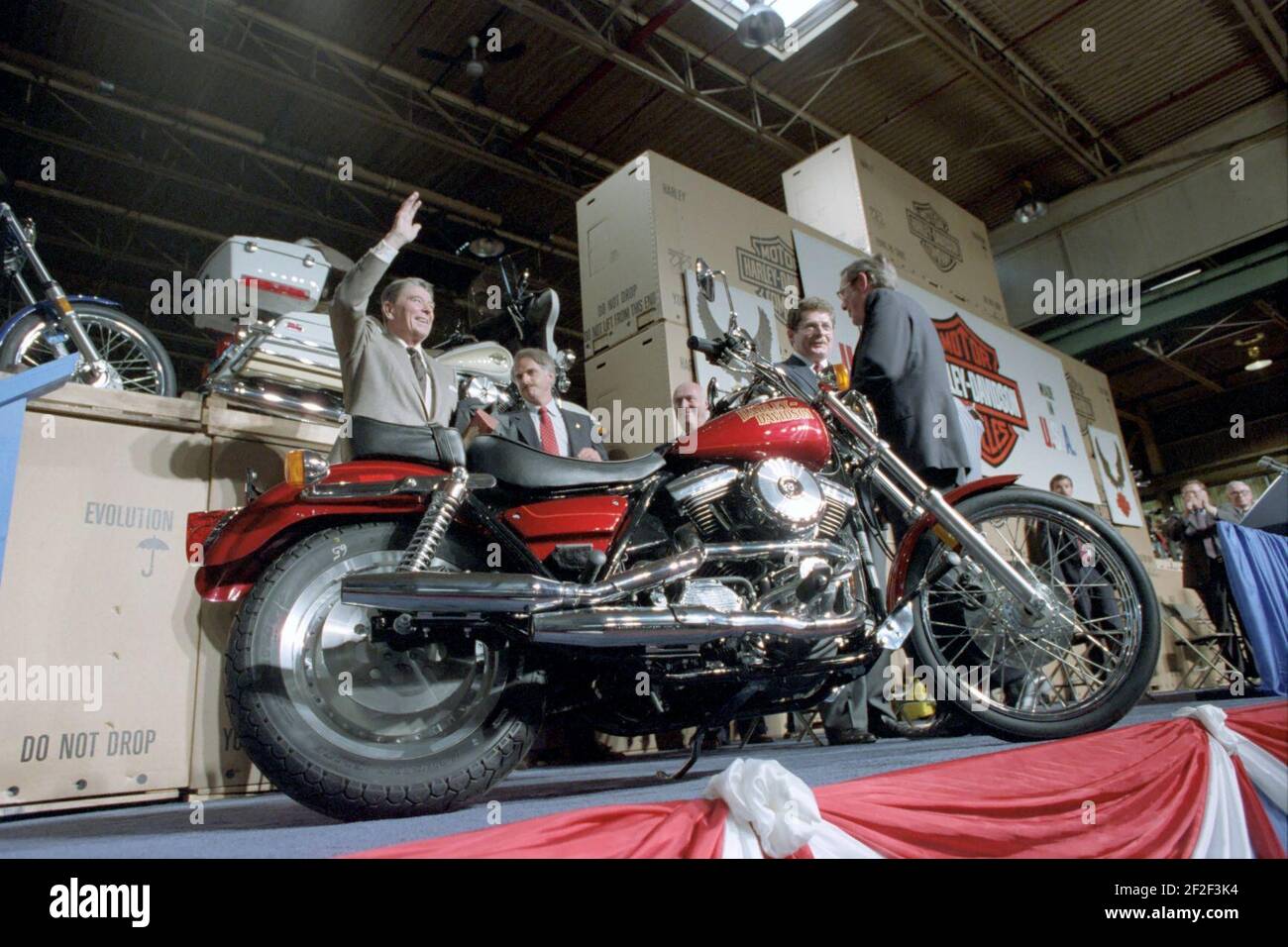 Il presidente Ronald Reagan sventolava durante un viaggio in Pennsylvania per visitare lo stabilimento motociclistico Harley Davidson di York, Pennsylvania. Foto Stock